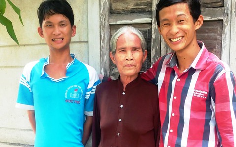 Chuyện bà ngoại người dưng và hai đứa cháu nuôi đại học