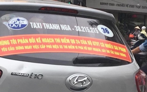 Hà Nội yêu cầu gỡ các biểu ngữ trên taxi