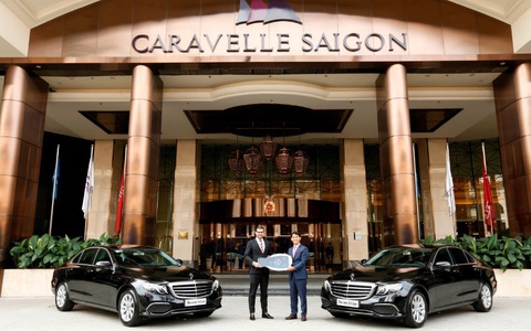 Mercedes-Benz bàn giao 2 xe E 200 thế hệ mới cho khách sạn Caravelle