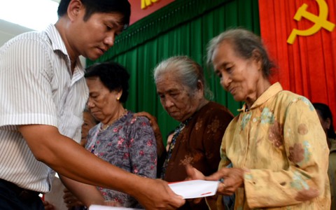 Quà cứu trợ của Tuổi Trẻ đến vùng lũ Bình Định