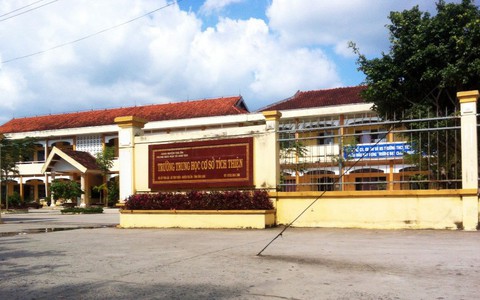 Trường 'ém' tiền hỗ trợ học sinh nghèo để mua quà biếu cấp trên