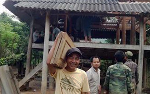 Dân tháo nhà sàn kiên cố, hiến đất dựng trường học