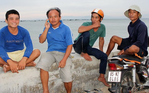 Ninh Thuận kiên quyết đưa 32 người trên bè thủy sản vào bờ
