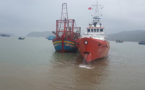 Cứu tàu cá và 9 ngư dân bị trôi dạt 2 ngày trên biển
