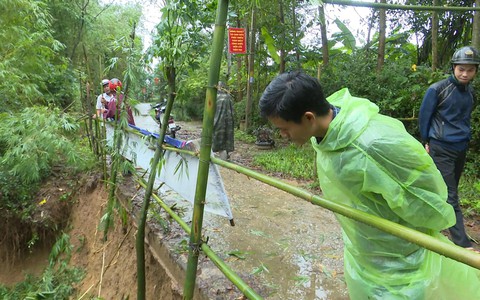 Sông Hiếu 'ăn' đường, hàng trăm hộ dân bất an
