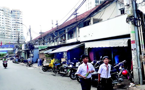 'Láng giềng cư xá, nên đường đi chung'...