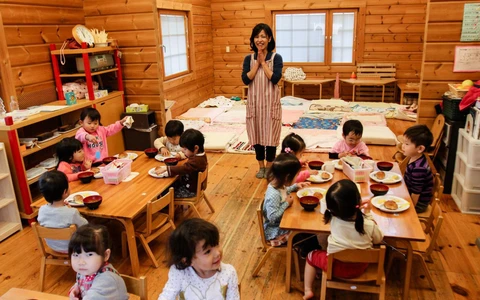 Trẻ mầm non Nhật đi học khác trẻ Việt ra sao?