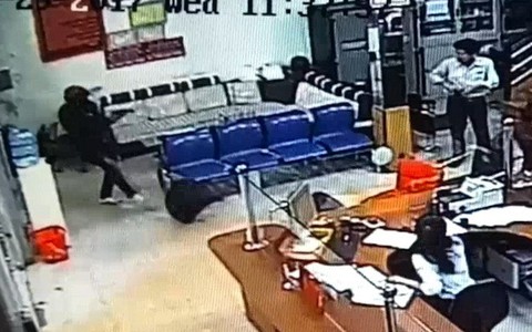 Video tên cướp nổ súng bắn bảo vệ, cướp ngân hàng Agribank
