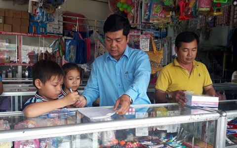 Mạnh thường quân hỗ trợ '3 chị em đùm bọc nhau ăn học'