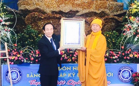 Tượng Bồ Tát Quán Thế Âm bằng hoa bất tử lập kỷ lục thế giới