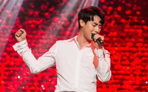 'Nam thần ngây thơ' Rocker Nguyễn đàn piano hát tiếng Anh