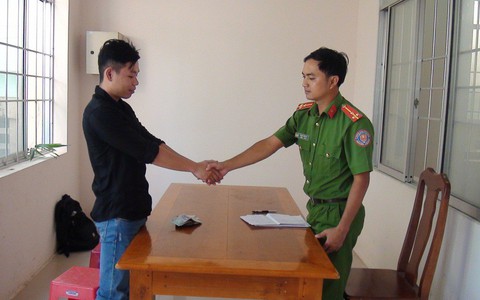 Thượng úy công an trả lại 9 triệu đồng nhặt tại ngân hàng