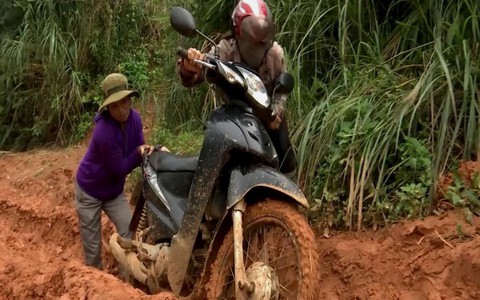 Dân khốn khổ vì đường độc đạo thua ruộng cày