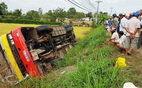 Xe buýt chở 30 khách lật trên Quốc lộ 62, 1 người chết