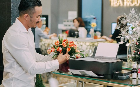 Một ngày làm việc của ông chủ tiệm hoa đất Sài Thành