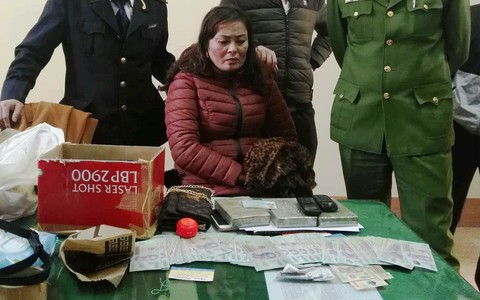Bắt quả tang nữ hành khách cùng 3 bánh heroin trên xe khách