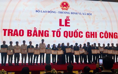 Trao bằng Tổ quốc ghi công cho 672 thân nhân liệt sĩ