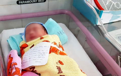 Mẹ trở dạ sinh con ngay tại chốt đèn đỏ