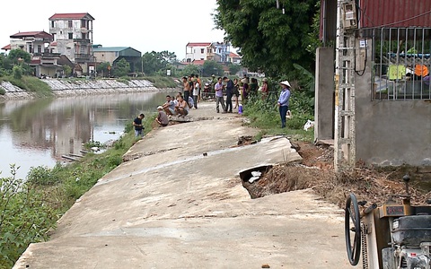 Đường bờ kè sông vừa làm đã nứt toác, chủ tịch huyện thoái thác 'bận họp'