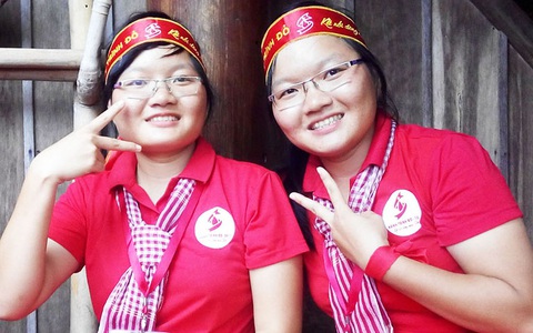 Chị em song sinh cùng đi hiến máu vì mẹ 'xúi'