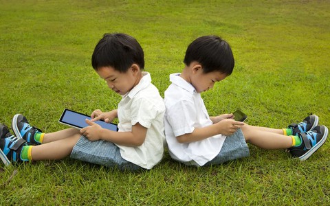Trẻ nhiễm 'virus so sánh' do đâu?
