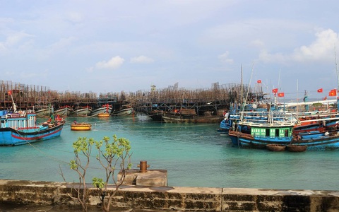 Hàng chục tàu cá vào âu tàu, làng chài Trường Sa trú ẩn