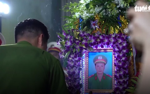 Thăng quân hàm đại úy cho anh Phạm Phi Long