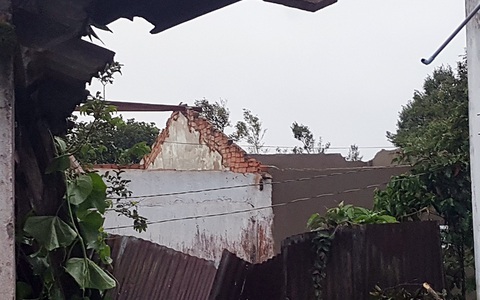 Lốc xoáy tốc mái 24 nóc nhà, 4 người bị thương