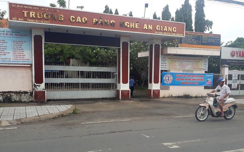 Lo bị thôi việc vì… tuyển sinh giảm