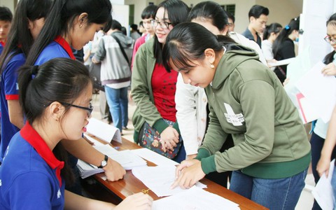 Có nhiều cách kiểm tra bằng tốt nghiệp THPT sao không làm?