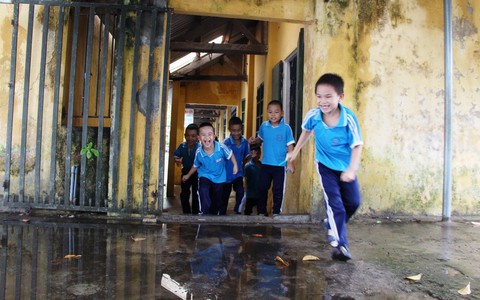 Thiếu phòng, học sinh học ở... đình làng