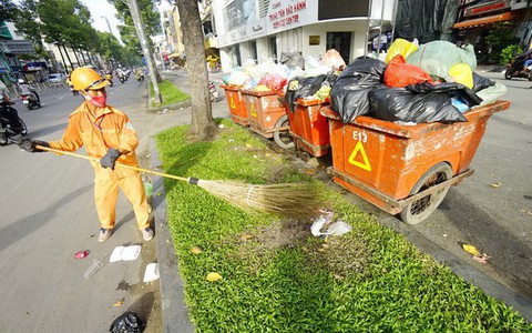 Khổ như nữ công nhân vệ sinh