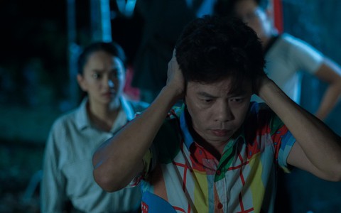 Thái Hòa 'hóa nữ sinh' trong 'Hồn papa da con gái'