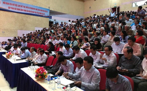 'Người phụ nữ ném giày' đã đóng phạt 750.000 đồng