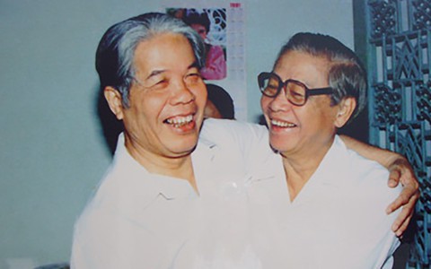 Cốc chè xanh tại hội nghị trung ương