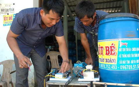 Người chế tạo máy nuôi tôm