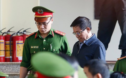 Băn khoăn chuyện còng hay không còng tay các bị cáo