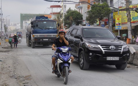 Khốn khổ vì bụi bặm, bẫy ổ gà trên đường Huỳnh Tấn Phát