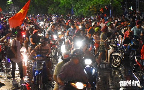 Tuyển Việt Nam thắng, cháu chở ngoại đi 'bão' tại Sài Gòn