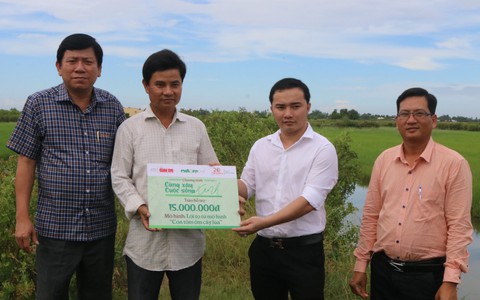 Trao hỗ trợ mô hình “con tôm ôm cây lúa”