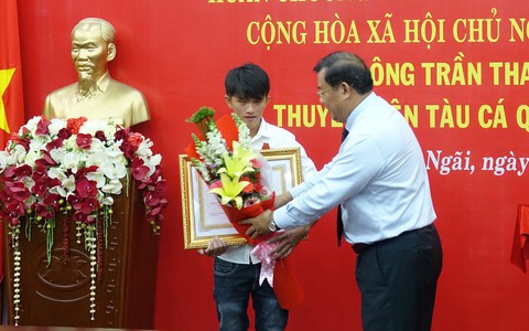 Chủ tịch nước tặng huân chương cho chàng ngư dân dũng cảm