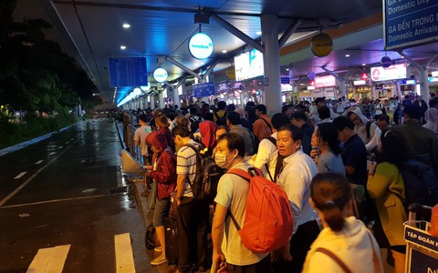 Nhiều khách hàng không thể gọi được taxi trong đêm