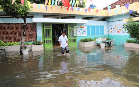 Mưa dứt 1 ngày, trường học ở TP.HCM vẫn mênh mông nước
