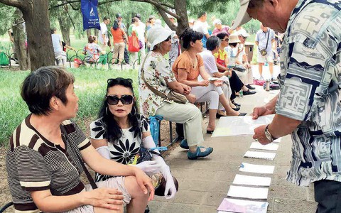 Cha mẹ Trung Quốc ‘giải ế’ cho con cái ở chợ hôn nhân