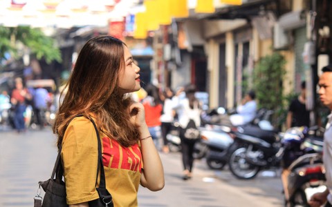 Giới trẻ thích thú với phố nón Đào Duy Từ
