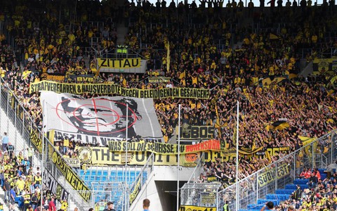Dortmund bị phạt 44.000 bảng vì cổ động viên giăng banner phản cảm