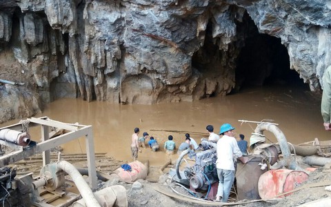 Dự kiến đêm nay tiếp cận 2 người đào vàng kẹt trong hang