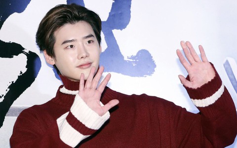 Mỹ nam Lee Jong Suk rạng rỡ về nước sau khi bị bắt giữ ở Indonesia