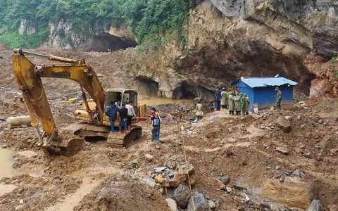 Mưa lớn đe dọa việc cứu hộ vụ sập hầm vàng