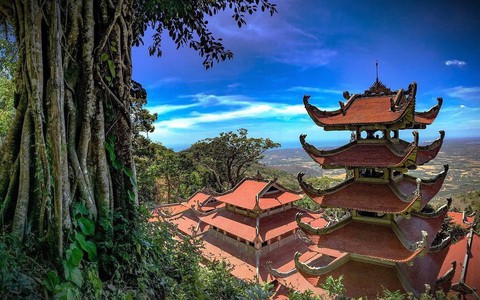 Bí ẩn ngọn núi thiêng Tà Cú